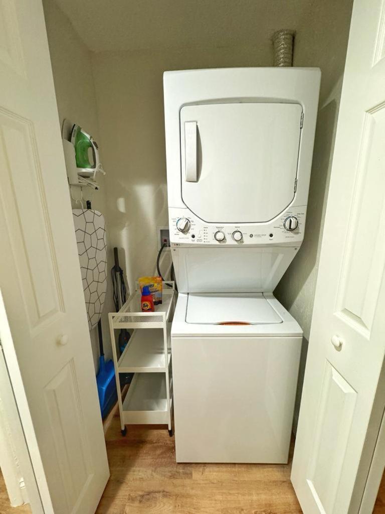*new* Gorgeous Sunshine - 2bd/1ba - Private Fenced Backyard! * Port Orange