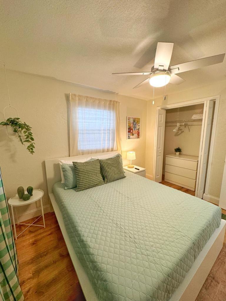 Villa *new* Gorgeous Sunshine - 2bd/1ba - Private Fenced Backyard!