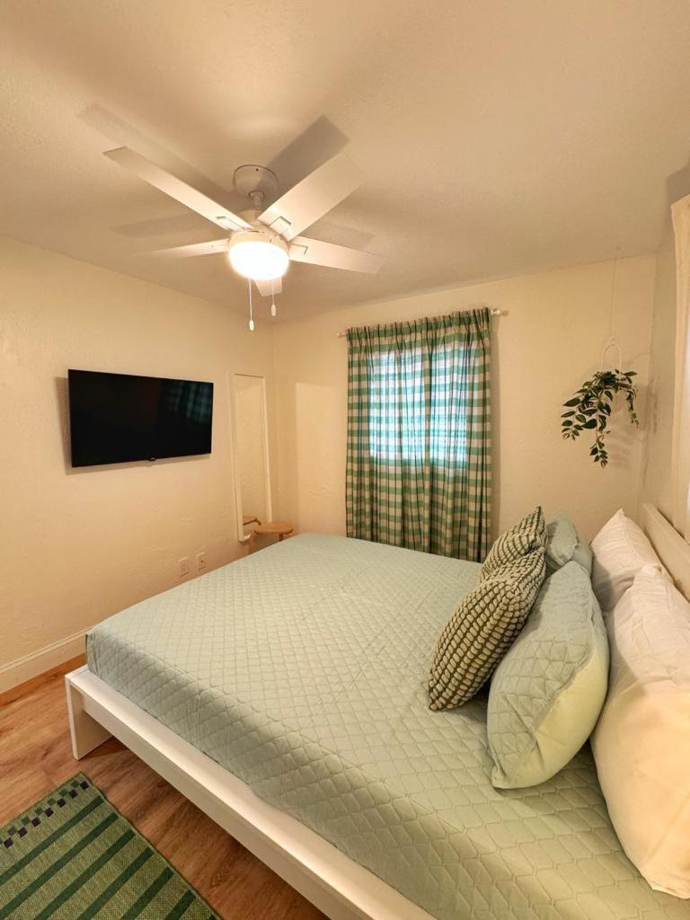 *new* Gorgeous Sunshine - 2bd/1ba - Private Fenced Backyard! Port Orange