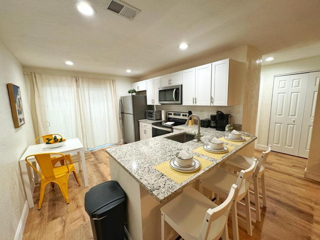 *new* Gorgeous Sunshine - 2bd/1ba - Private Fenced Backyard! *