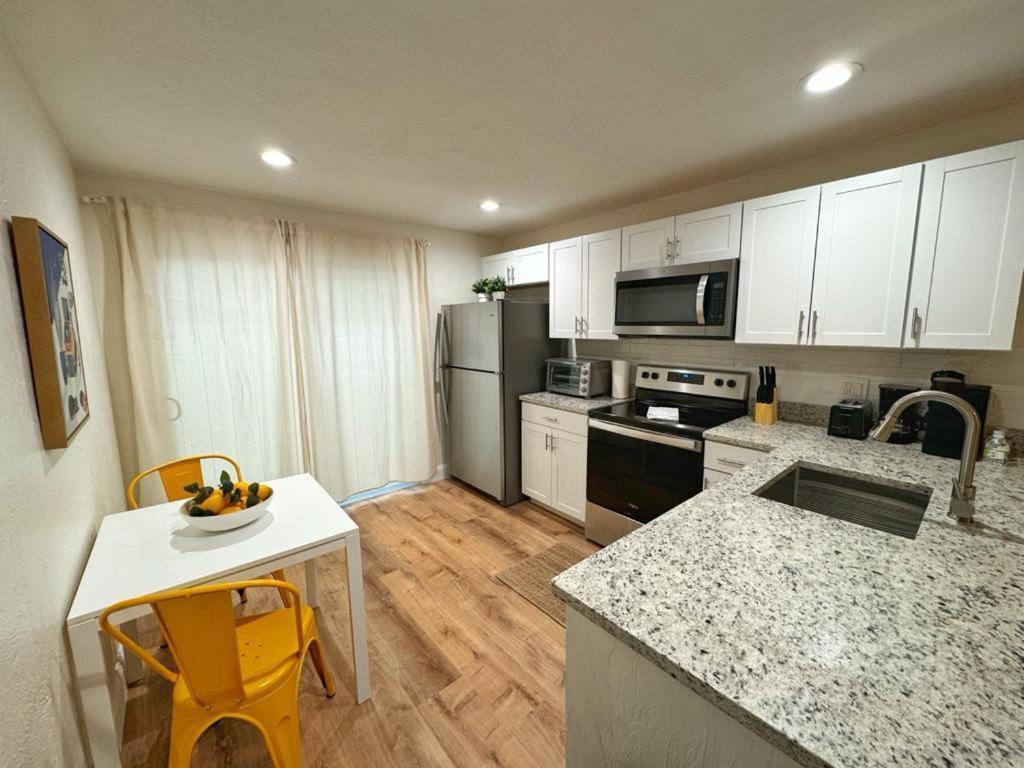 *new* Gorgeous Sunshine - 2bd/1ba - Private Fenced Backyard! * Port Orange