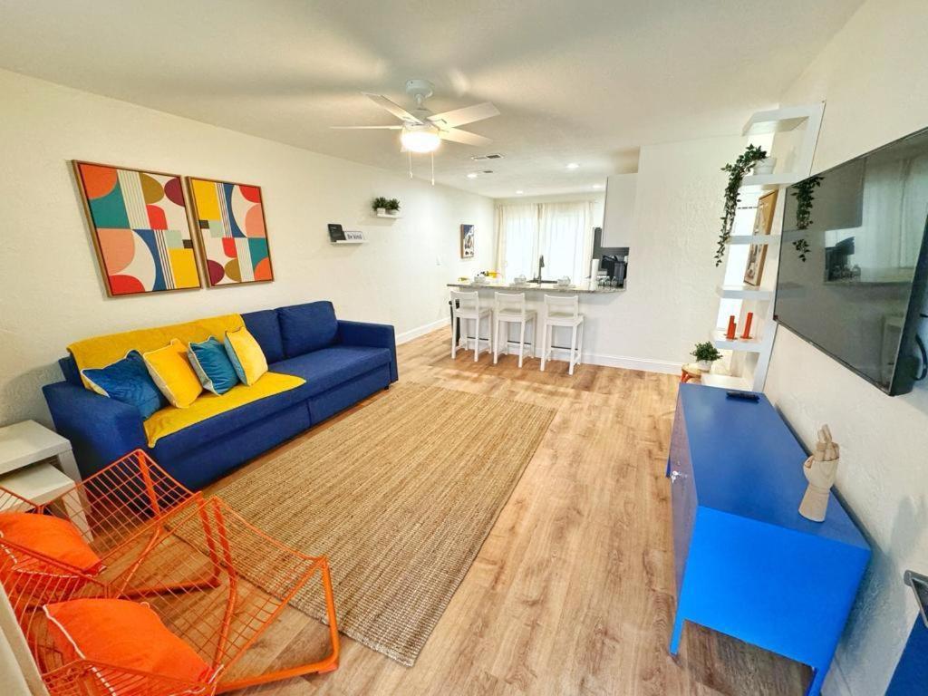 Villa *new* Gorgeous Sunshine - 2bd/1ba - Private Fenced Backyard!