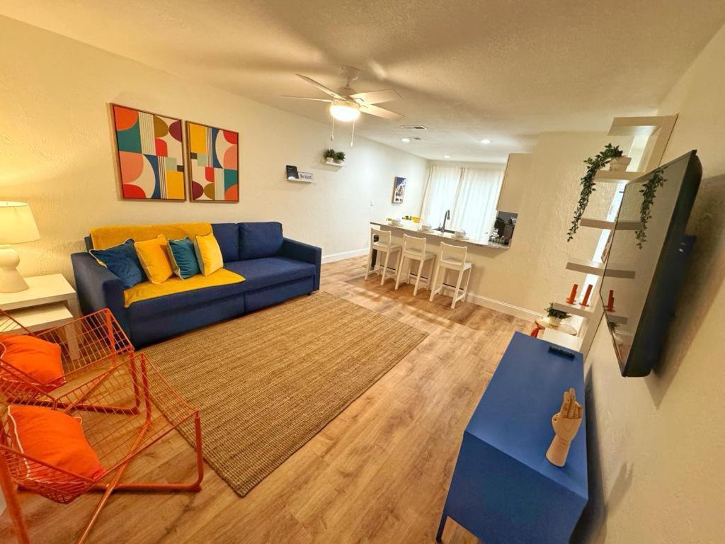 *new* Gorgeous Sunshine - 2bd/1ba - Private Fenced Backyard! Villa